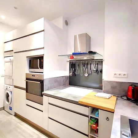 Paris 15 Urban Apartment With Local Life And Easy Metro Access *