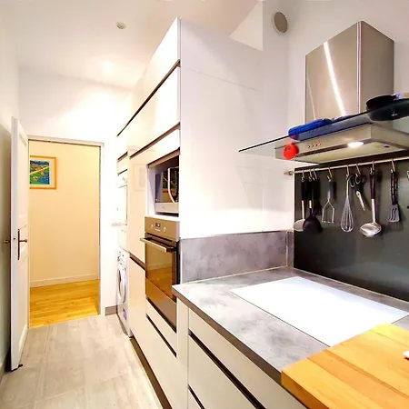 Paris 15 Urban Apartment With Local Life And Easy Metro Access