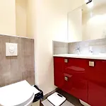 15 Urban With Local Life And Easy Metro Access Appartement