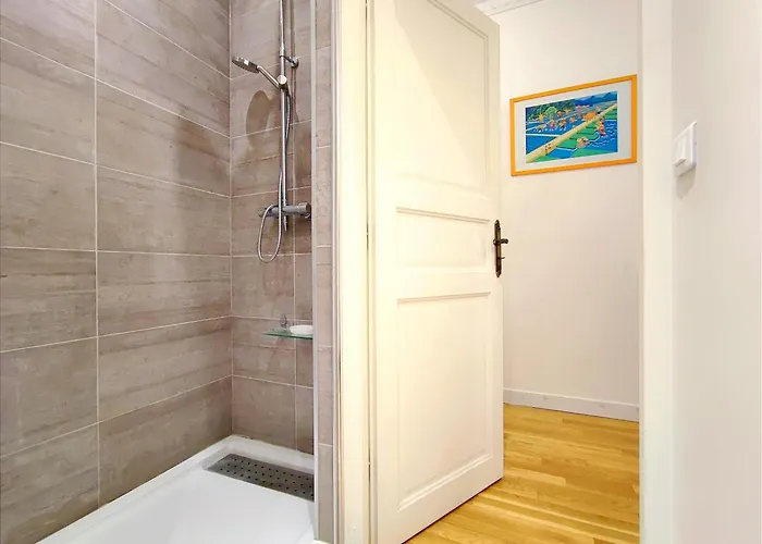 15 Urban With Local Life And Easy Metro Access شقة