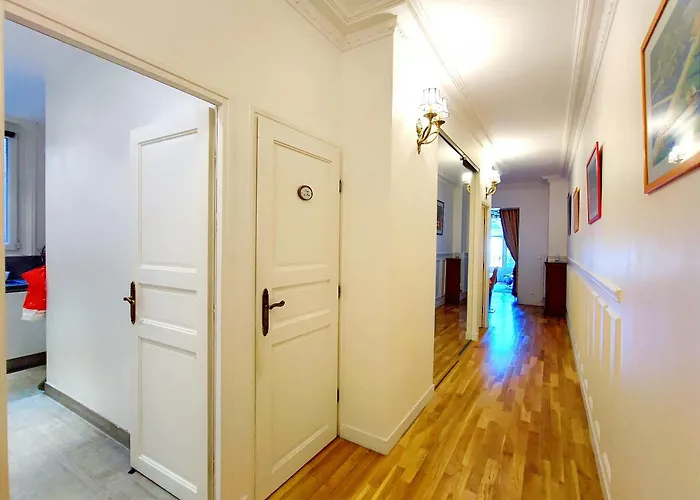15 Urban With Local Life And Easy Metro Access *