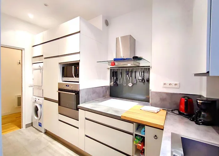 15 Urban With Local Life And Easy Metro Access *