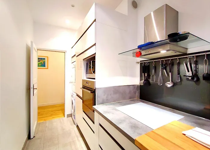 15 Urban With Local Life And Easy Metro Access